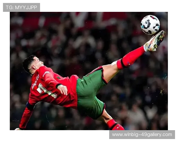 足球传奇球星之子成长历程与形象曝光引发网友热议与关注